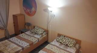 Гостиница Azbooka Hostel Екатеринбург Двухместный номер эконом-класса с 2 отдельными кроватями-5